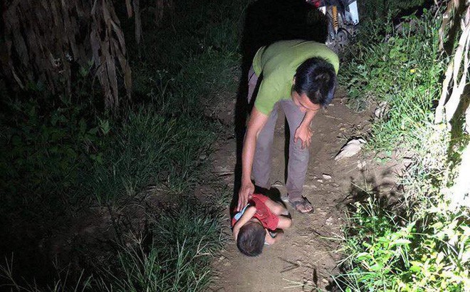 Được biết, bố cháu bé đã mất còn mẹ đi bước nữa. Em được người thân nuôi nhưng người bác hay uống rượu và dọa nạt nên cháu thường xuyên ngủ ngoài đường, thậm chí là các hốc đá...