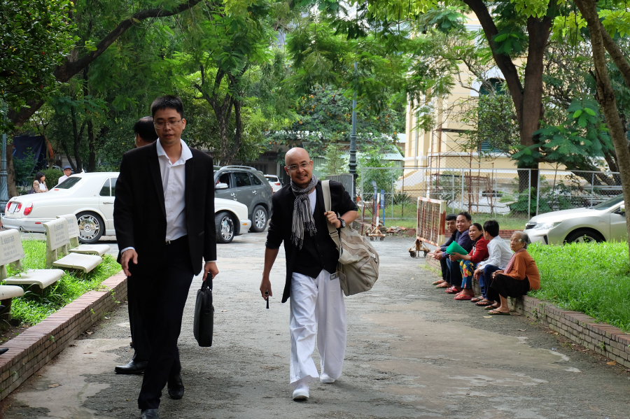 Ông Vũ tươi tỉnh, ung dung đến tòa