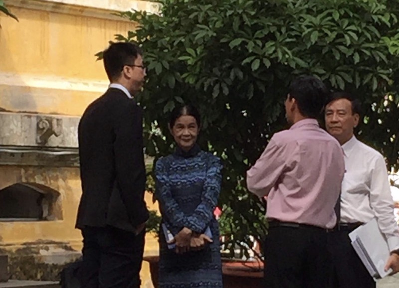  Luật sư Trương Thị Hòa và các đồng sự cũng có mặt từ sớm