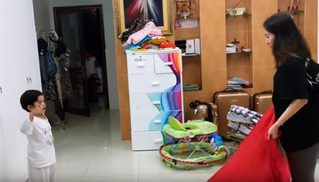 Cậu bé Kubi thể hiện rõ vai trò người thầy của mình trong việc dạy mẹ Khánh Thi học múa