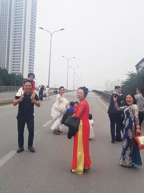 Không chỉ có cô dâu chú rể phải đi bộ trong ngày cưới của mình, mà quan viên hai họ cũng phải cuốc bộ trong những Shbet999 com đăng nhập vô cùng lộng lẫy
