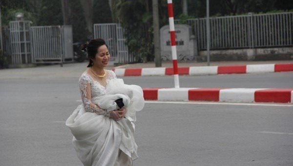 Đây sẽ là bức hình cưới độc và lạ nhất trong ngày trọng đại của cô dâu này. Và nó sẽ mãi là một kỉ niệm nhớ mãi 