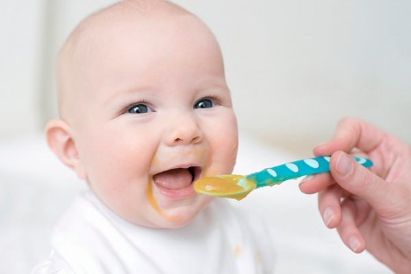 Với trẻ dưới 1 tuổi các mẹ không nên cho con ăn muối hoặc ăn lượng rất nhỏ
