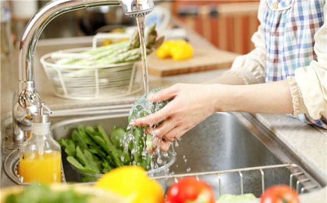 Bạn nên ngâm rau củ với nước muối loãng trước khi rửa với nước sạch 