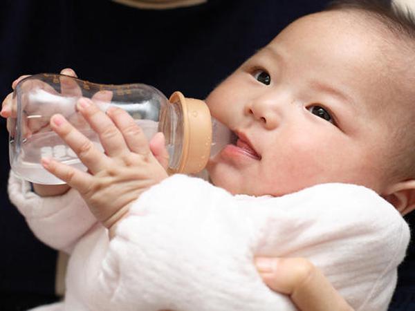 Nên theo dõi nhiệt độ của bé và bù nước diện giải cho con thường xuyên sau khi sơ cứu