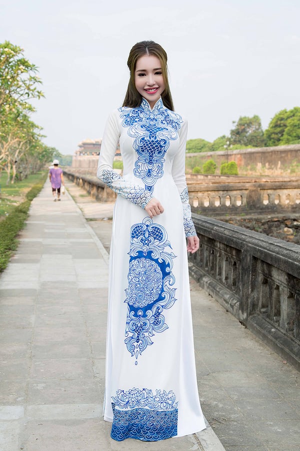Can-gi-mac-ho-hang-Elly-Tran-mac-ao-dai-cuc-duyen-dang-hut-anh-nhin-e10-1511834153-width600height900