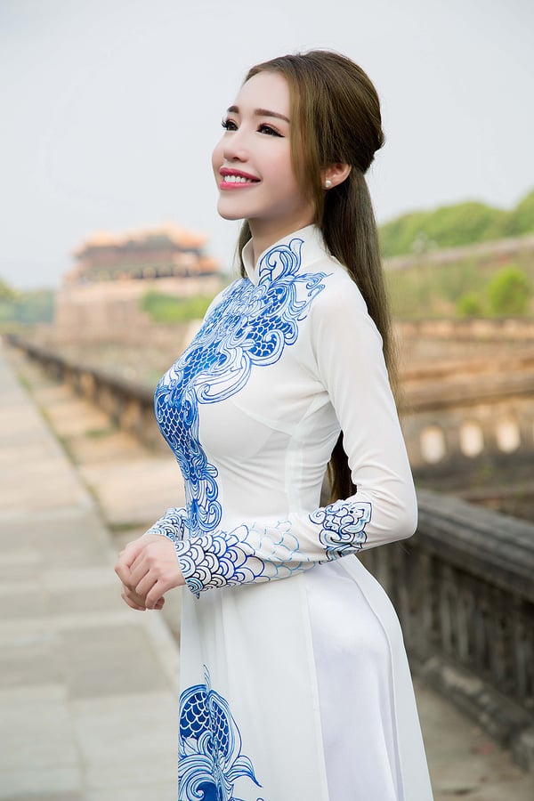 Can-gi-mac-ho-hang-Elly-Tran-mac-ao-dai-cuc-duyen-dang-hut-anh-nhin-e11-1511834153-width600height900