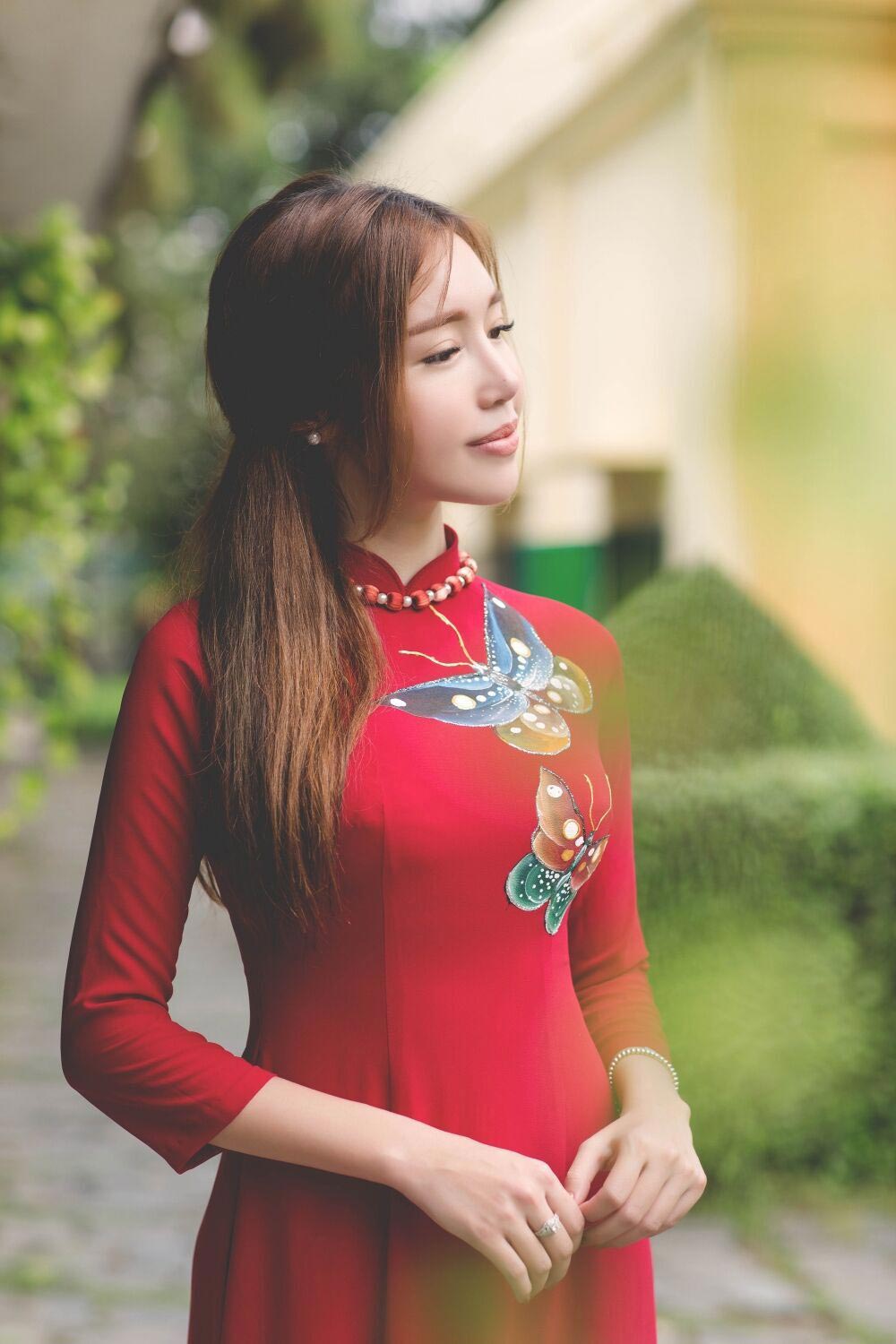 Can-gi-mac-ho-hang-Elly-Tran-mac-ao-dai-cuc-duyen-dang-hut-anh-nhin-e14-1511834153-width1000height1500