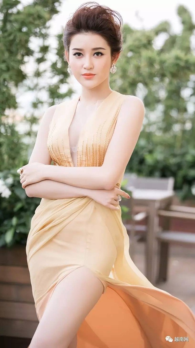 a-hau-Huyen-My-duoc-bao-Trung-khen-la-huyen-my-1512127154-width660height1175