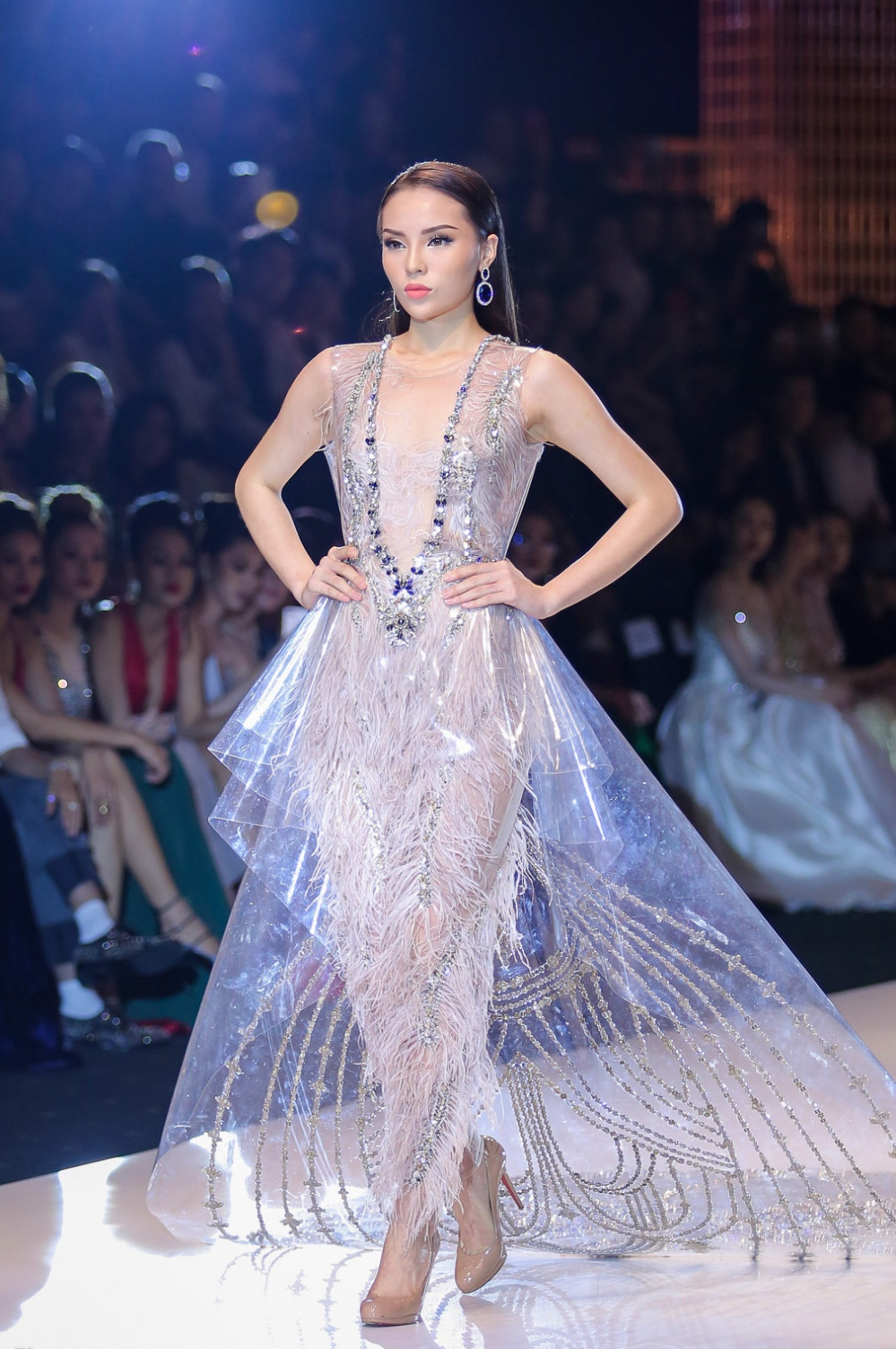 Hoa-hau-Ky-Duyen-dien-vay-nhua-deo-tren-san-catwalk-2-1493365886