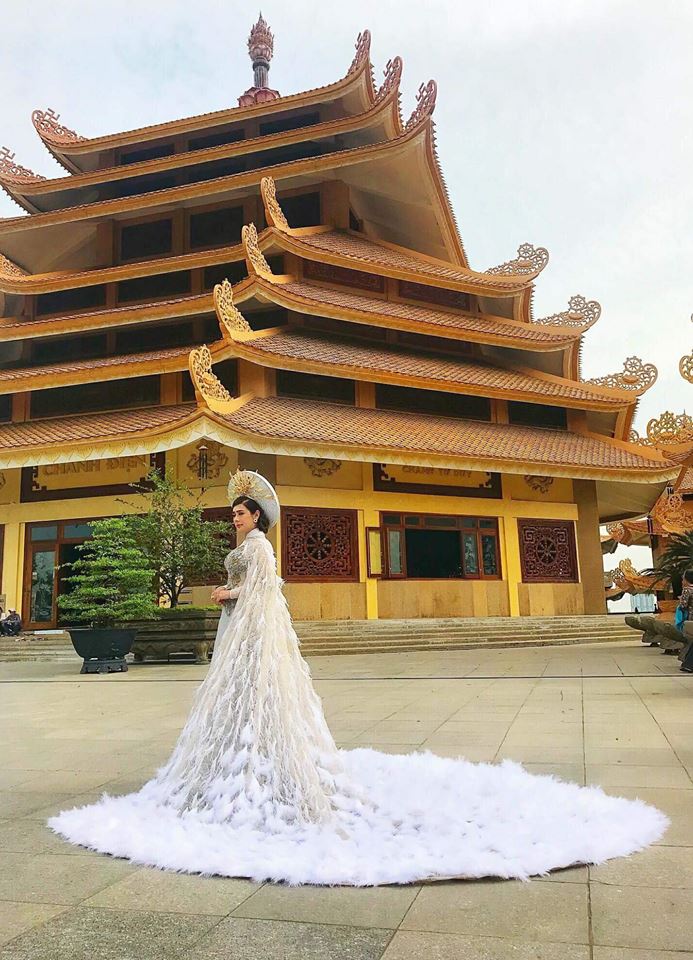 Can-canh-Lam-Khanh-Chi-mac-ao-dai-ket-long-vu-long-lay-co-13c-1515131106-width693height960