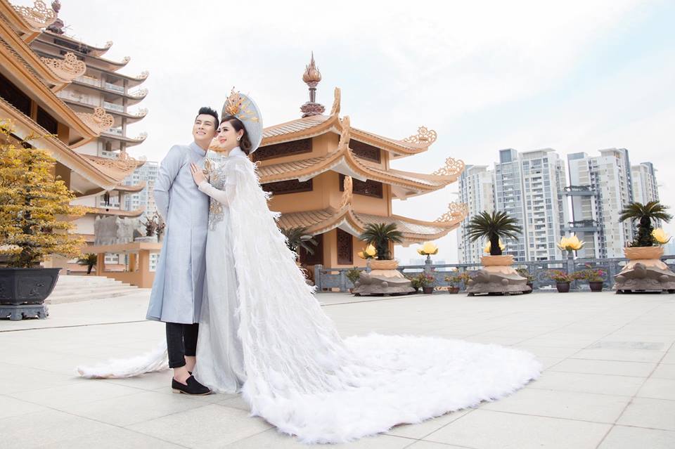 Can-canh-Lam-Khanh-Chi-mac-ao-dai-ket-long-vu-long-lay-co-5c-1515131106-width960height639