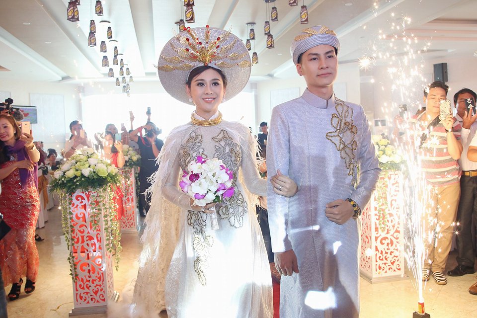 Can-canh-Lam-Khanh-Chi-mac-ao-dai-ket-long-vu-long-lay-co-k18-1515131106-width960height640