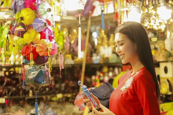 tuong-linh-mang-ve-dep-que-huong-viet-nam-den-voi-miss-intercontinental-2017-2084476