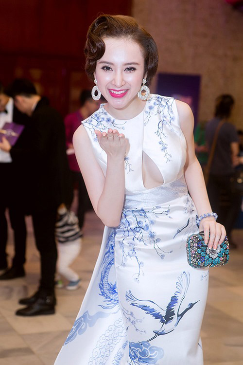 my-nhan-viet-dep-kieu-ky-voi-toc-uon-co-dien-cung-danh-gia-thoi-trang-toc-cua-angela-phuong-trinh-7-1458893266-width500height750
