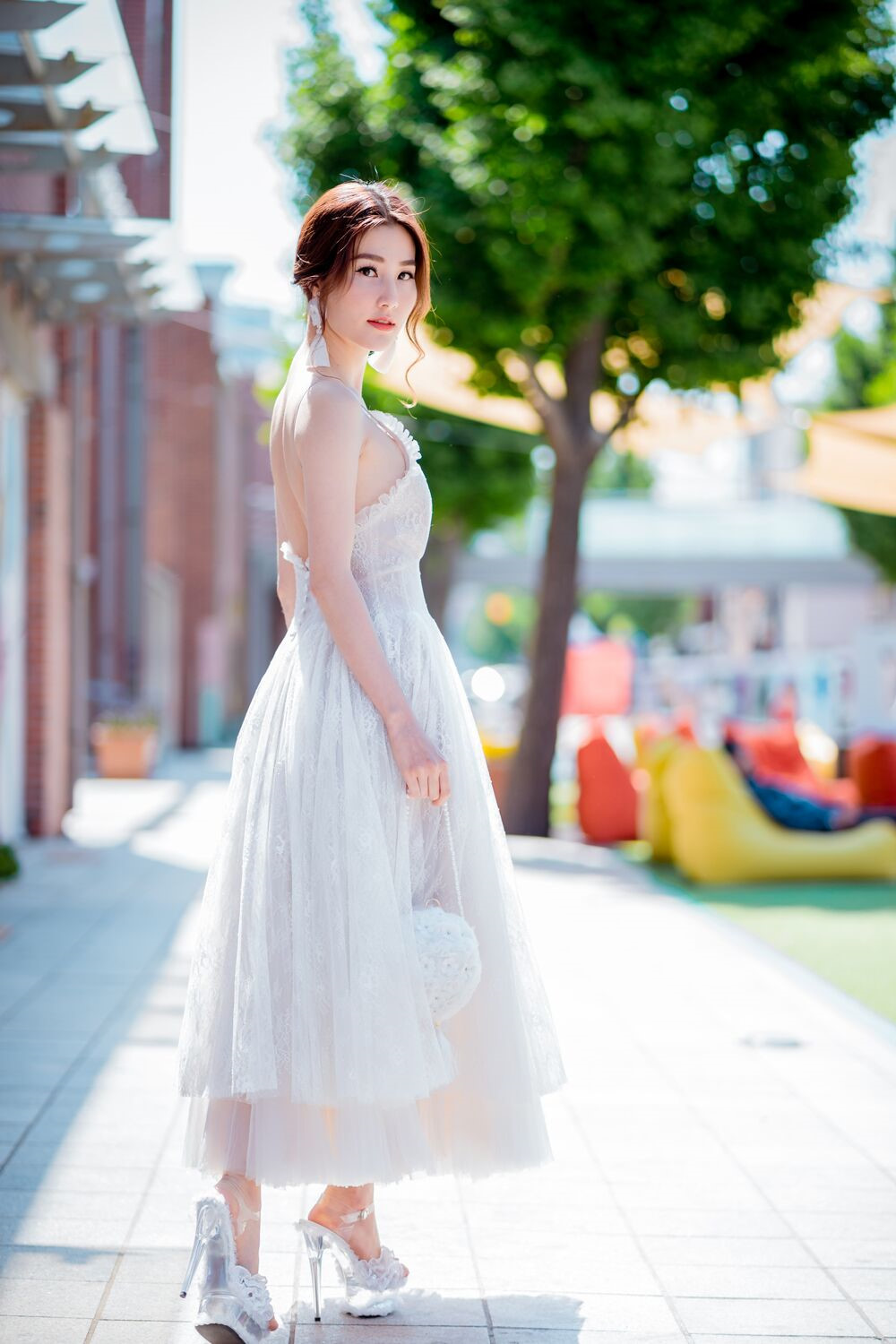 diem my 9x khoe lung tran