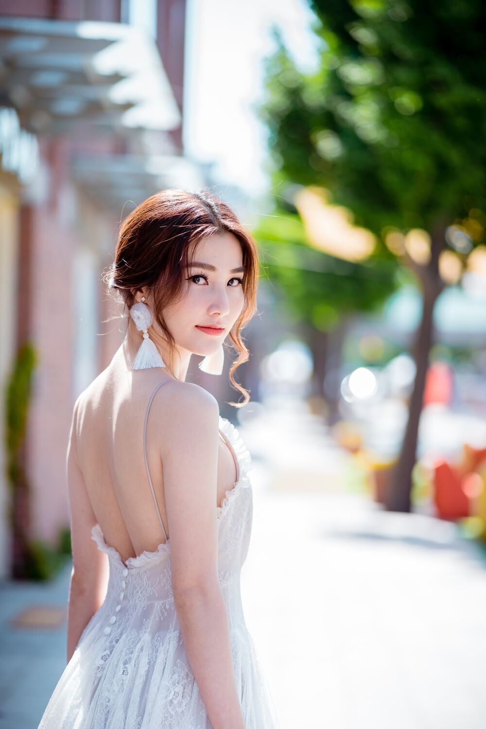 diem my 9x khoe lung tran