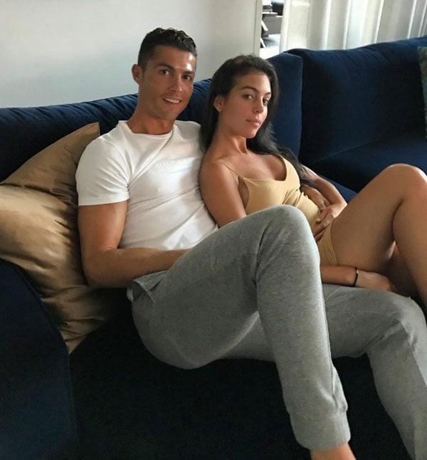 ban gai ronaldo giau bung