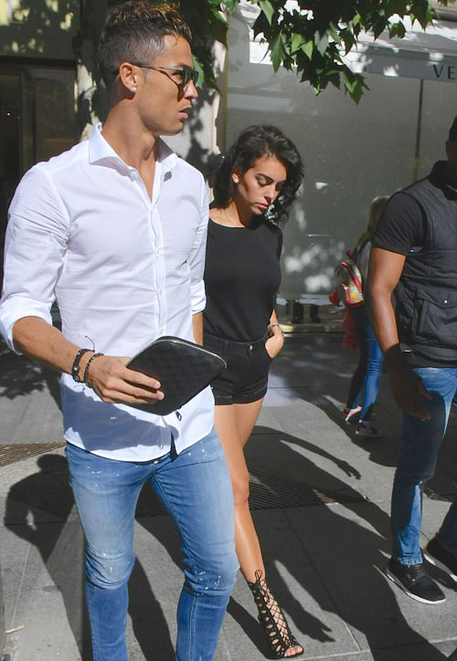 ban gai ronaldo giau bung