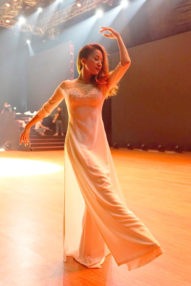 chi anh tang khanh thi ao dat vang (2)