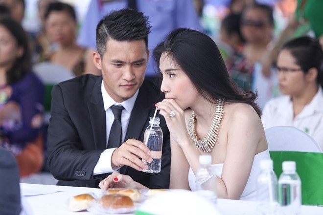 thuy tien va gia dinh chong (2)