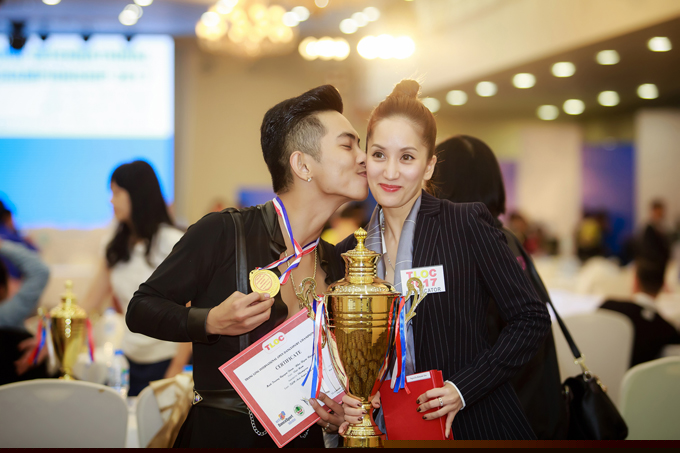 khanh-thi-phan-hien-4-0012-phunutoday