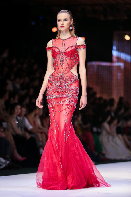 mc quynh chi dung vay hoa