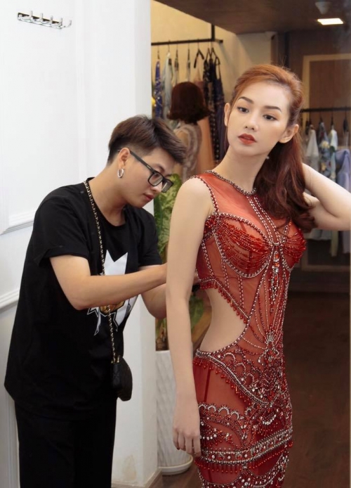 mc quynh chi dung vay hoa
