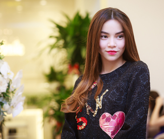 ho ngoc ha du tiec mot mi