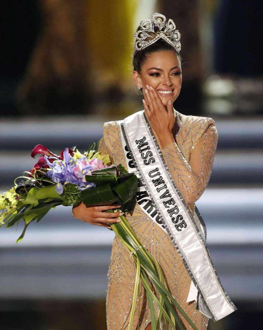 Miss Universe bi thu hoi vuong mien (1)