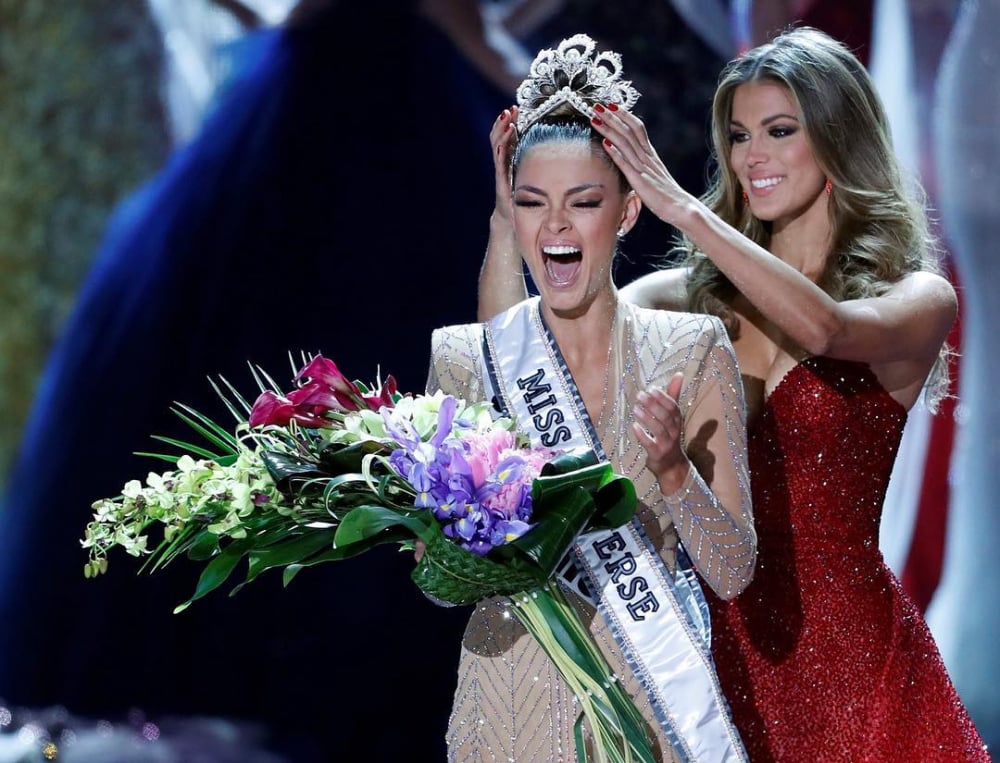 Miss Universe bi thu hoi vuong mien (2)