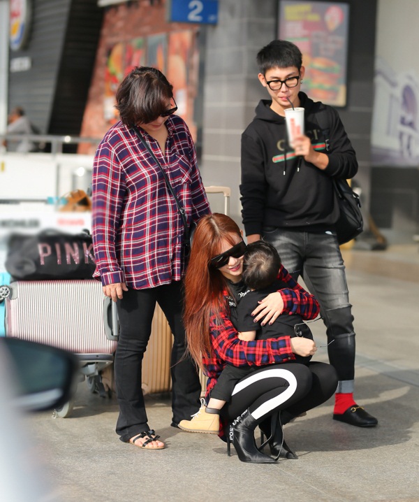 thu thuy va con trai (10)