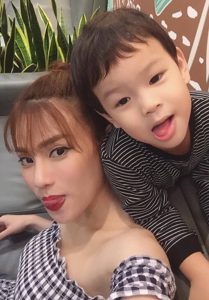 thu thuy va con trai (13)