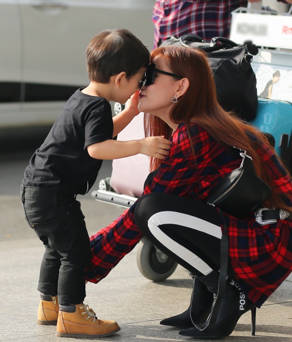 thu thuy va con trai (4)