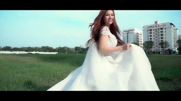 thu thuy mac vay cuoi (2)