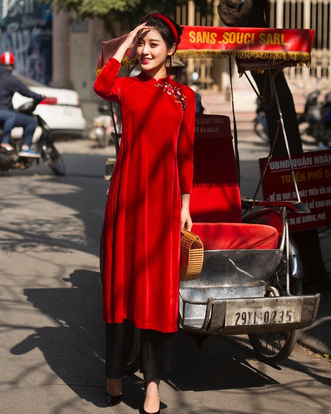 a hau huyen my dien ao dai don tet