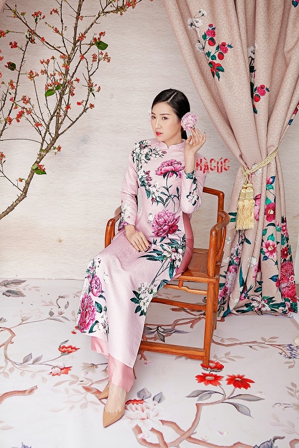 a hau tu anh dien ao dai don tet
