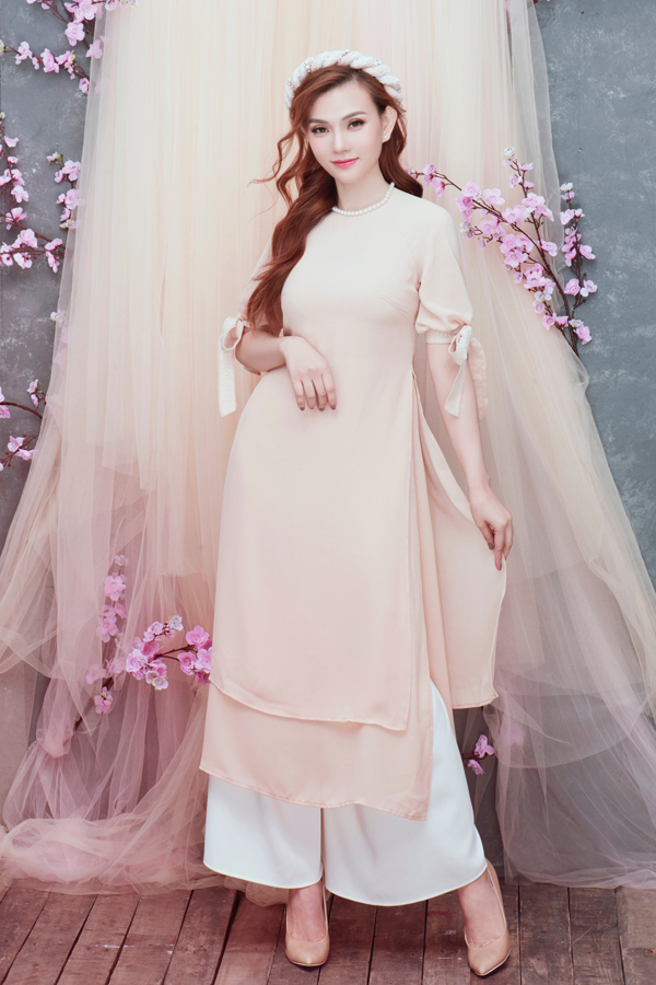 thu thuy dien ao dai don tet