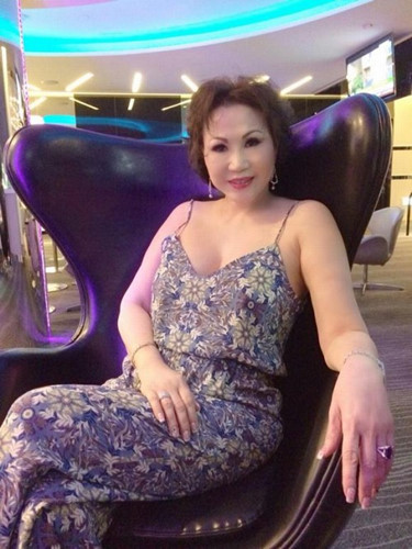 Yvonne Thúy Hoàng phô diễn được vòng 1 nóng bỏng gợi cảm, khoe vẻ đẹp bất chấp tuổi tác.