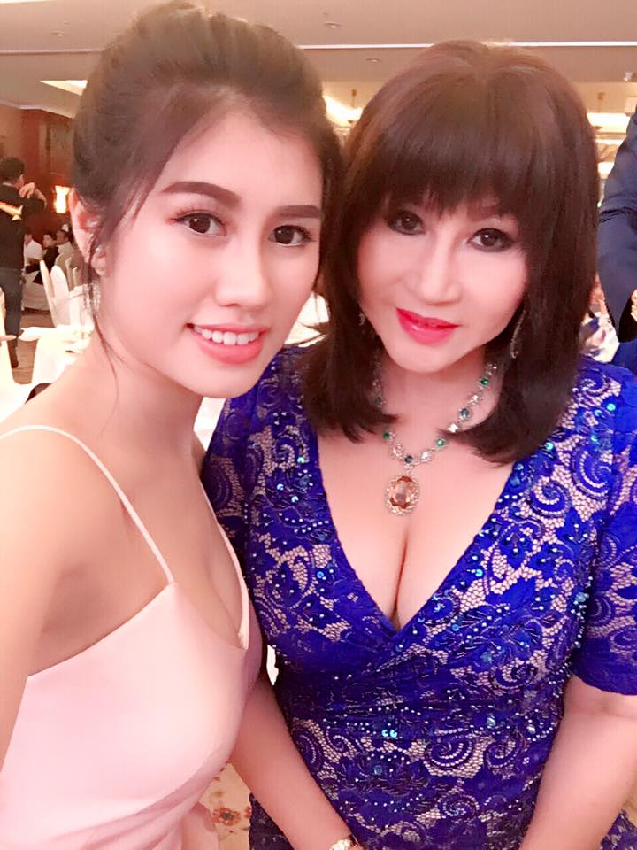 Câu chuyện tình yêu của Vũ Hoàng Việt và bồ già tỷ phú từng gây xôn xao suốt một thời gian dài. Yêu nhau 5 năm, cặp đôi đã chính thức đường ai nấy đi. Trong 5 năm ấy, Vũ Hoàng Việt hết lòng chăm sóc Yvonne như một bà hoàng. Và dù cách xa nhau mấy chục tuổi nhưng sau khi chia tay, Vũ Hoàng Việt vẫn còn lưu luyến bồ già.