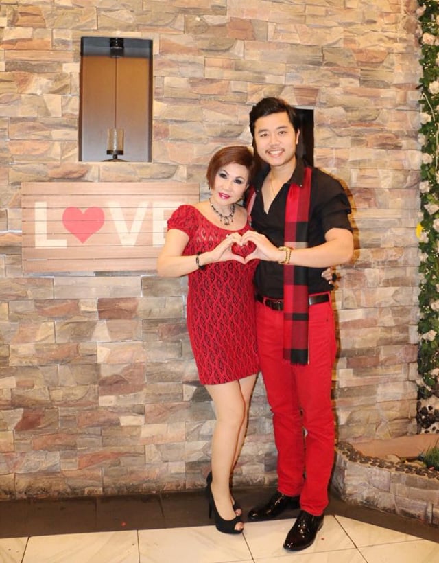 Yvonne Thúy Hoàng và Vũ Hoàng Việt diện đồ đôi trẻ trung như những đôi tình nhân mới lớn.