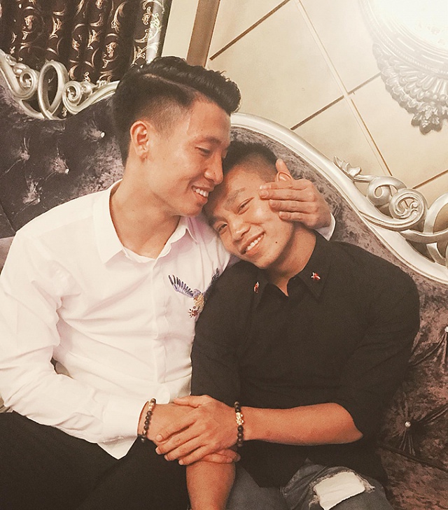 Cầu thủ Văn Thanh tựa đồng, nắm tay vào Trung vệ Bùi Tiến Dũng. Mặc dù hầu hết các cầu thủ trong đội tuyển U23 đều có bạn gái nhưng họ vẫn có những khoảnh khắc 'lầy' như thế này!
