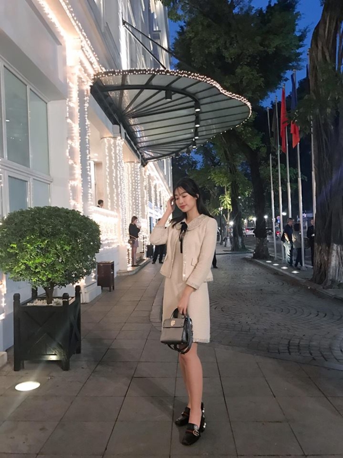 Mới đây, một cô gái chụp ảnh cùng Đỗ Mỹ Linh khi có dịp gặp gỡ người đẹp đi chơi xuân. Tuy nhiên, người này bày tỏ sự bất ngờ với dung nhan ngoài đời của Hoa hậu Việt Nam 2016. 