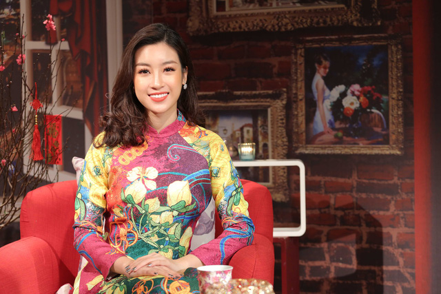 Đỗ Mỹ Linh vô cùng rạng rỡ, khoe nhan sắc của gái đôi mươi.