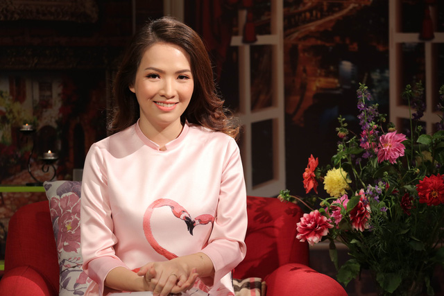 Cũng xuất hiện trong chương trình này, gái 2 con Đan Lê diện áo dài hồng có in hình 2 con hồng hạc.