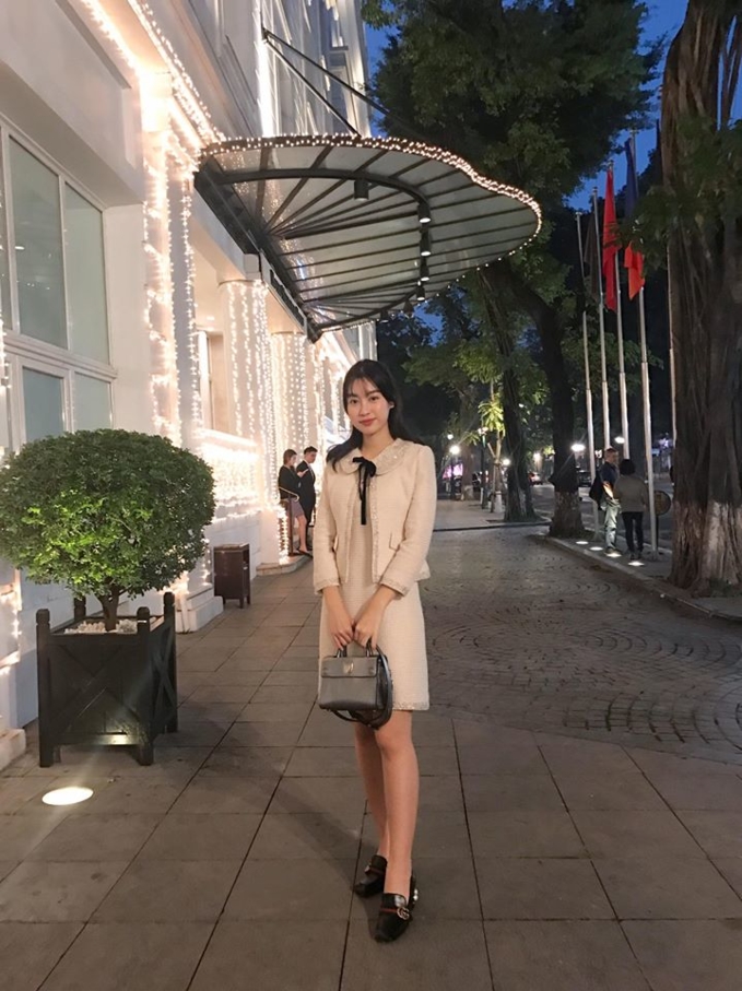Tuy nhiên, nhiều bình luận bênh vực cho Đỗ Mỹ Linh khi cho rằng, hình ảnh đời thường nhẹ nhàng, tự nhiên hợp với độ tuổi của người đẹp, bởi không phải lúc nào cũng phải trang điểm cầu kỳ, đậm nét.