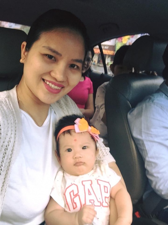 Mới đây, Lê Phương đã đăng tải hình ảnh của mình cùng cô con gái bé nhỏ trong dịp năm mới Mậu Tuất 2018.