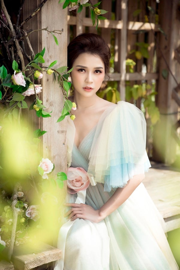 Cách đây gần 10 năm, Sam là một trong những hot girl đầu tiên của Sài Gòn. Cô gái có khuôn mặt trong sáng, đôi mắt thơ ngây và nụ cười tỏa nắng. Gần đây, Sam còn vướng vào ồn ào là kẻ thứ 3 chen chân vào hạnh phúc của Trường Giang và Nhã Phương. Bỏ qua những ồn ào, mới đây, Sam đã tiết lộ cô rất yêu thích và ngưỡng mộ diễn viên Tăng Thanh Hà. 