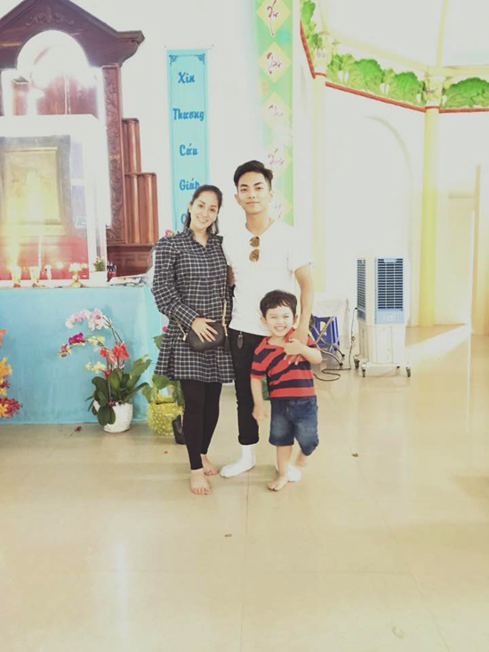 Mang thai được hơn 5 tháng, vòng 2 của 'kiện tướng dance sport' đã lộ rõ. Cô thường xuyên mặc áo rộng để che đi bụng bầu lớn. 