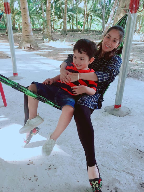 Khánh Thi rạng rỡ hạnh phúc bên cậu nhóc Kubi
